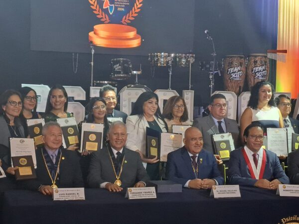 La Dra Dany Araujo Docente De Cayetano Heredia Obtiene El Premio