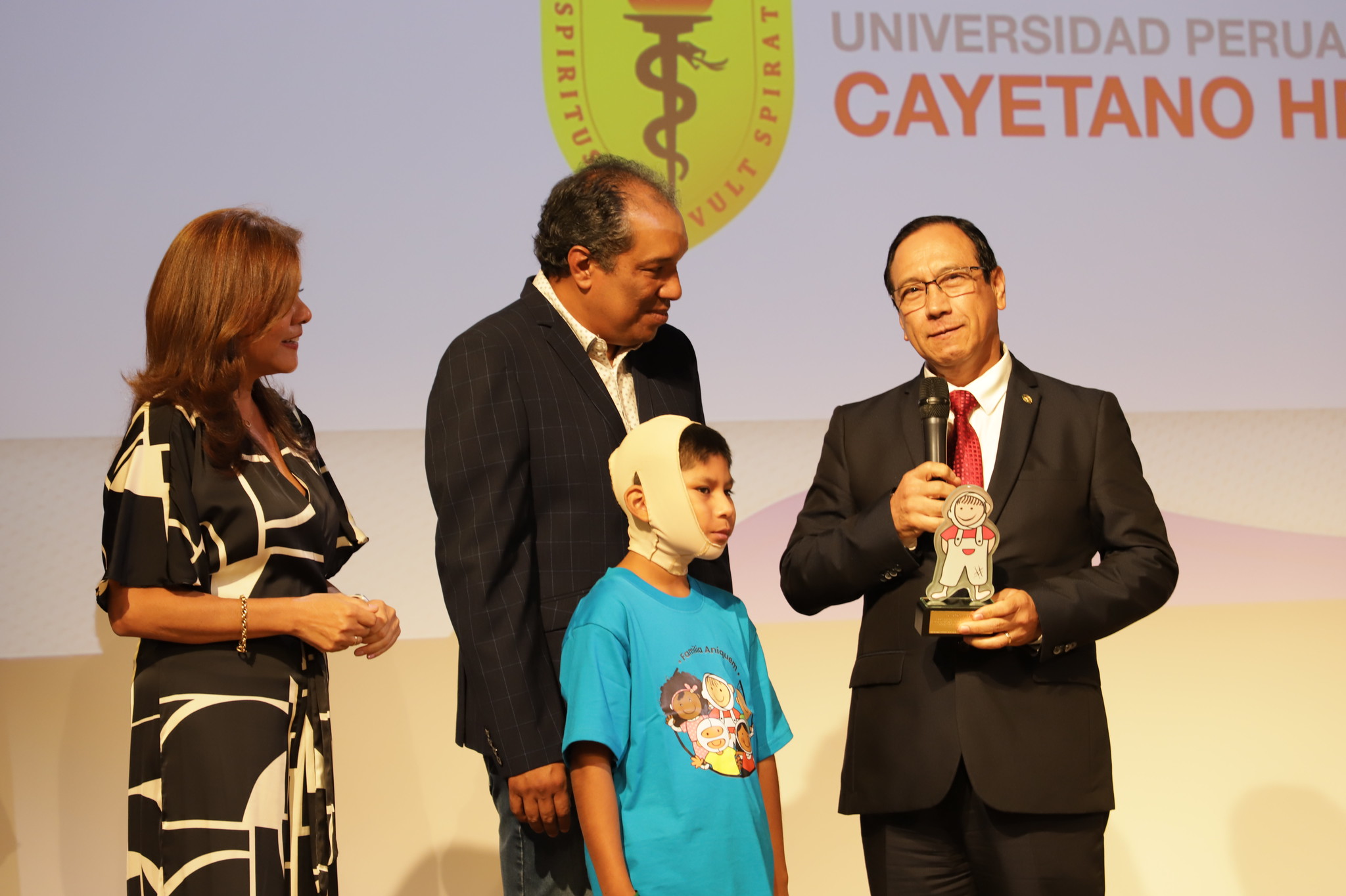 Aniquem otorga premio Yanapay a Cayetano Heredia por promover la práctica ambiental del reciclaje