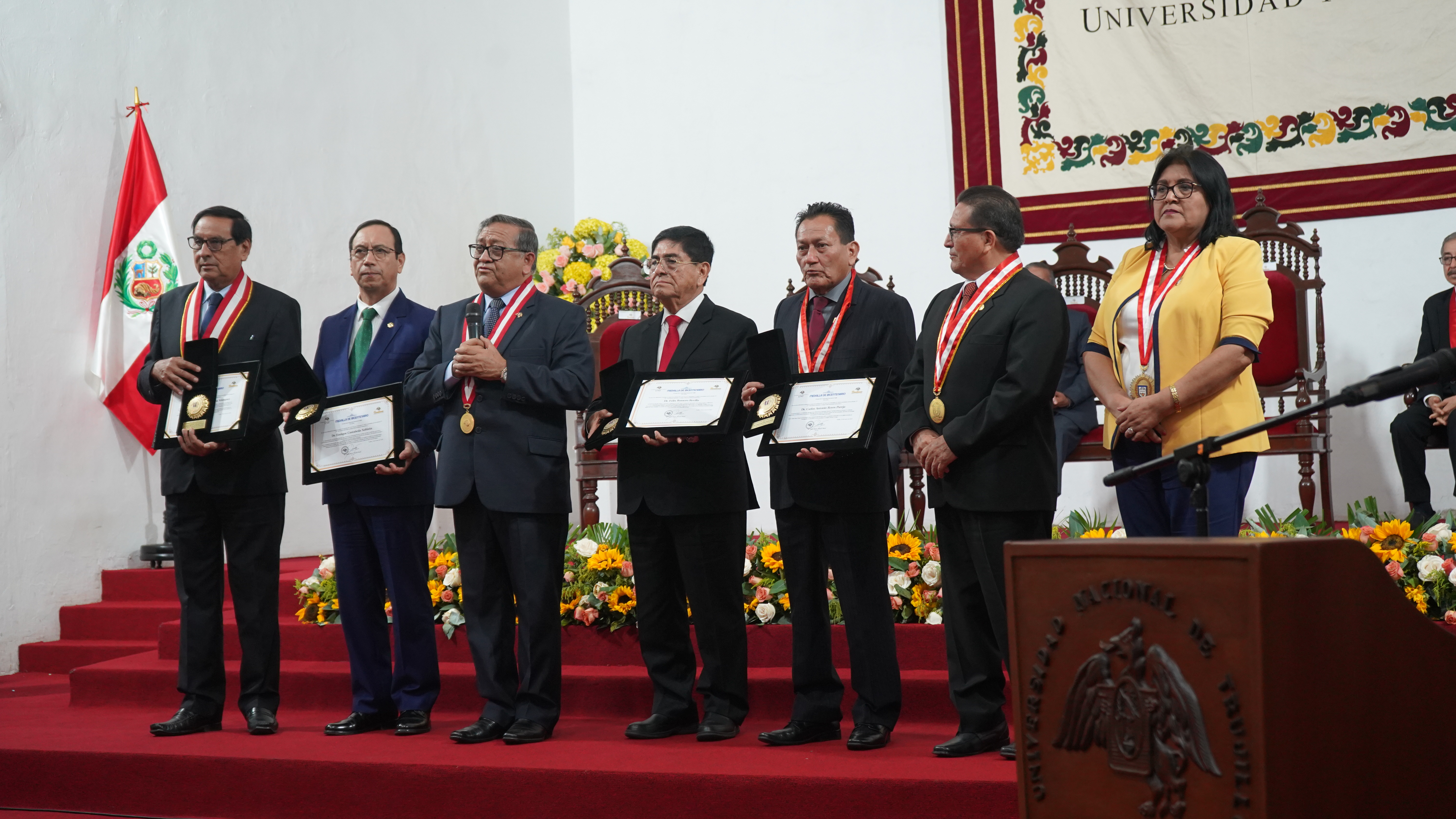El Dr. Enrique Castañeda recibió la Medalla del Bicentenario como egresado destacado de la Universidad Nacional de Trujillo