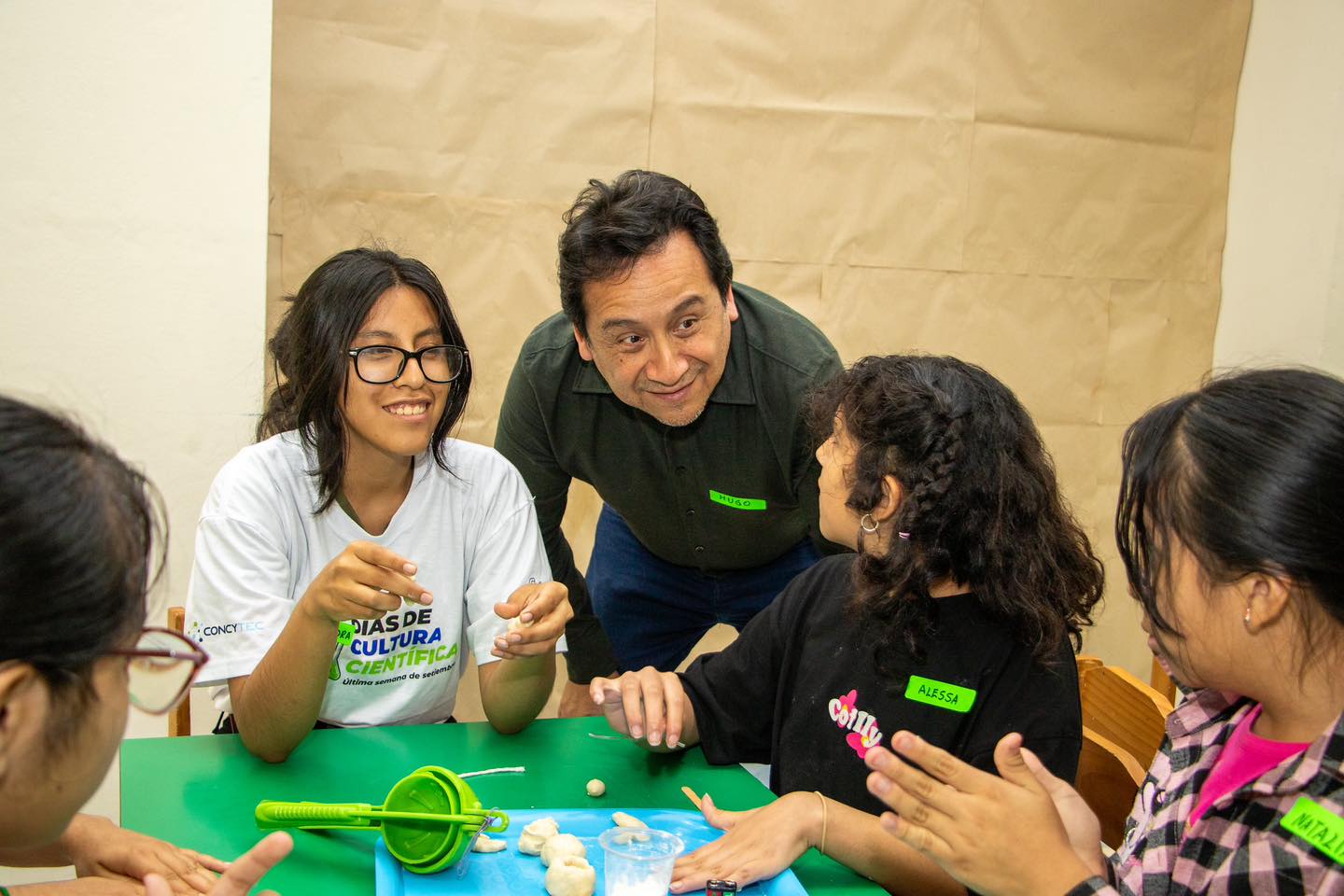 Aprender nunca fue tan divertido: Profesor Hugo Flores impulsa la creatividad en los niños con STEAM Cayetano