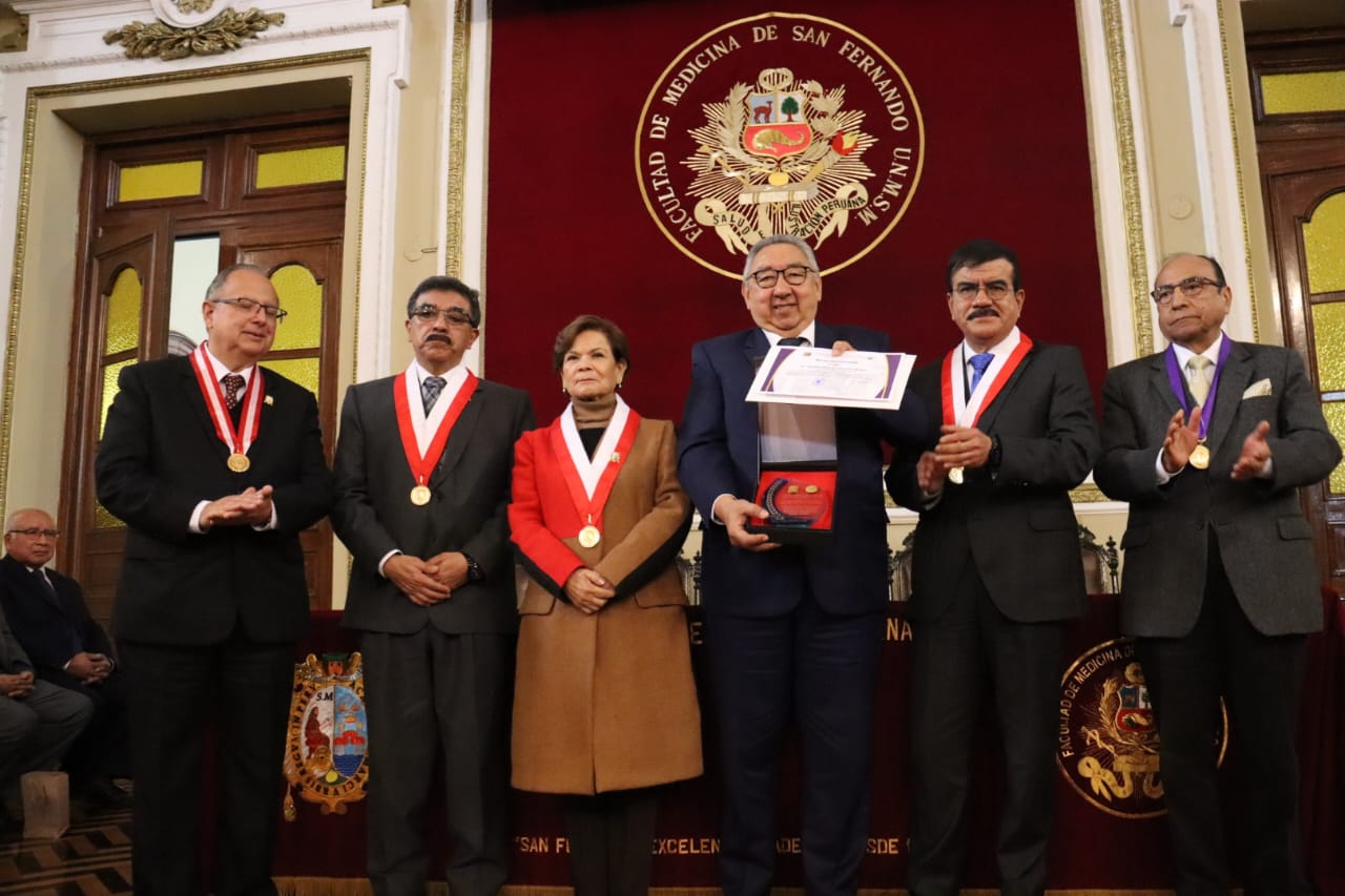 Facultad de Medicina San Fernando de UNMSM rindió homenaje al Dr. Gustavo Gonzales por su destacada carrera