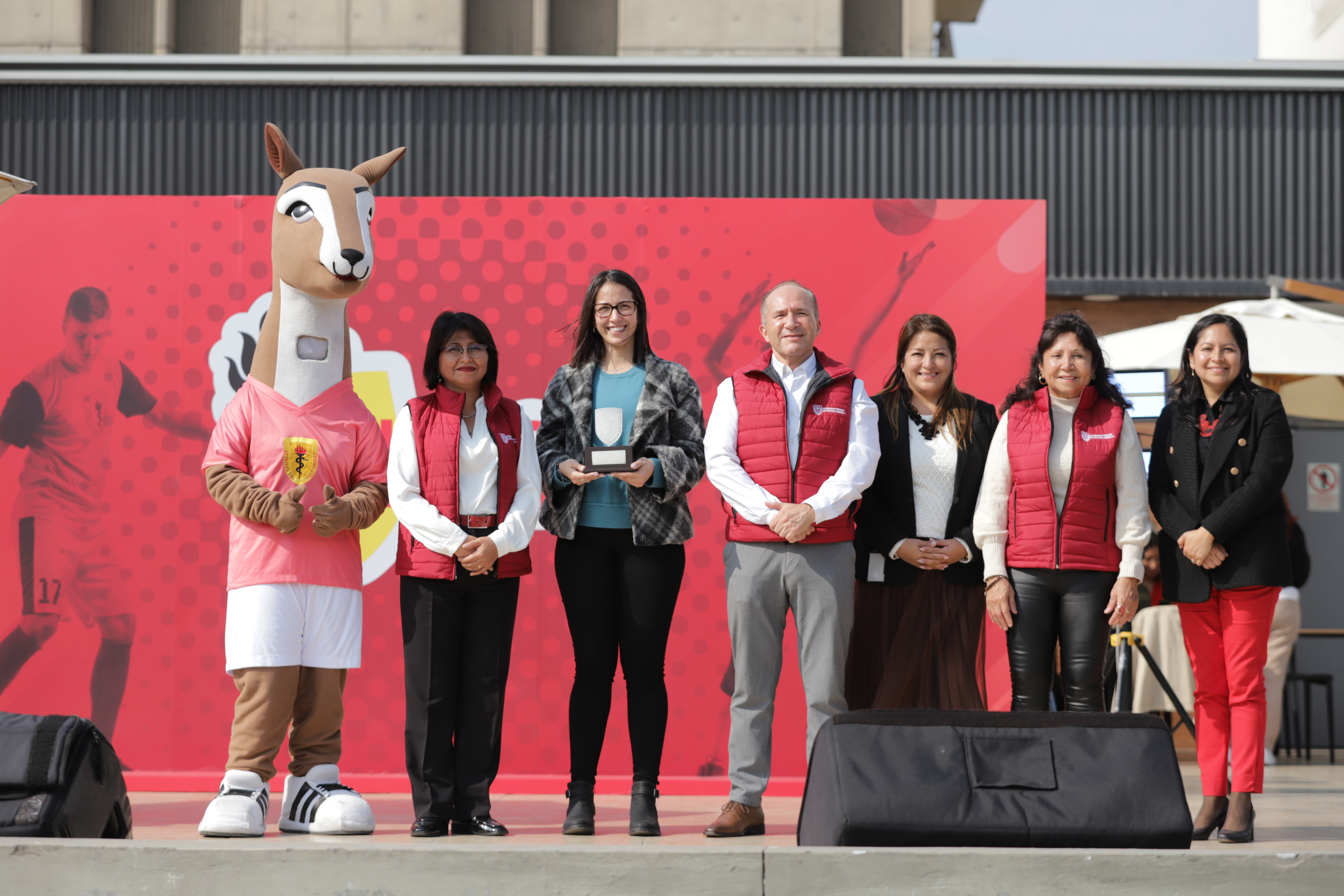 Cayetano Heredia rinde homenaje a María Luisa Doig, abanderada peruana en los Juegos Olímpicos y egresada destacada