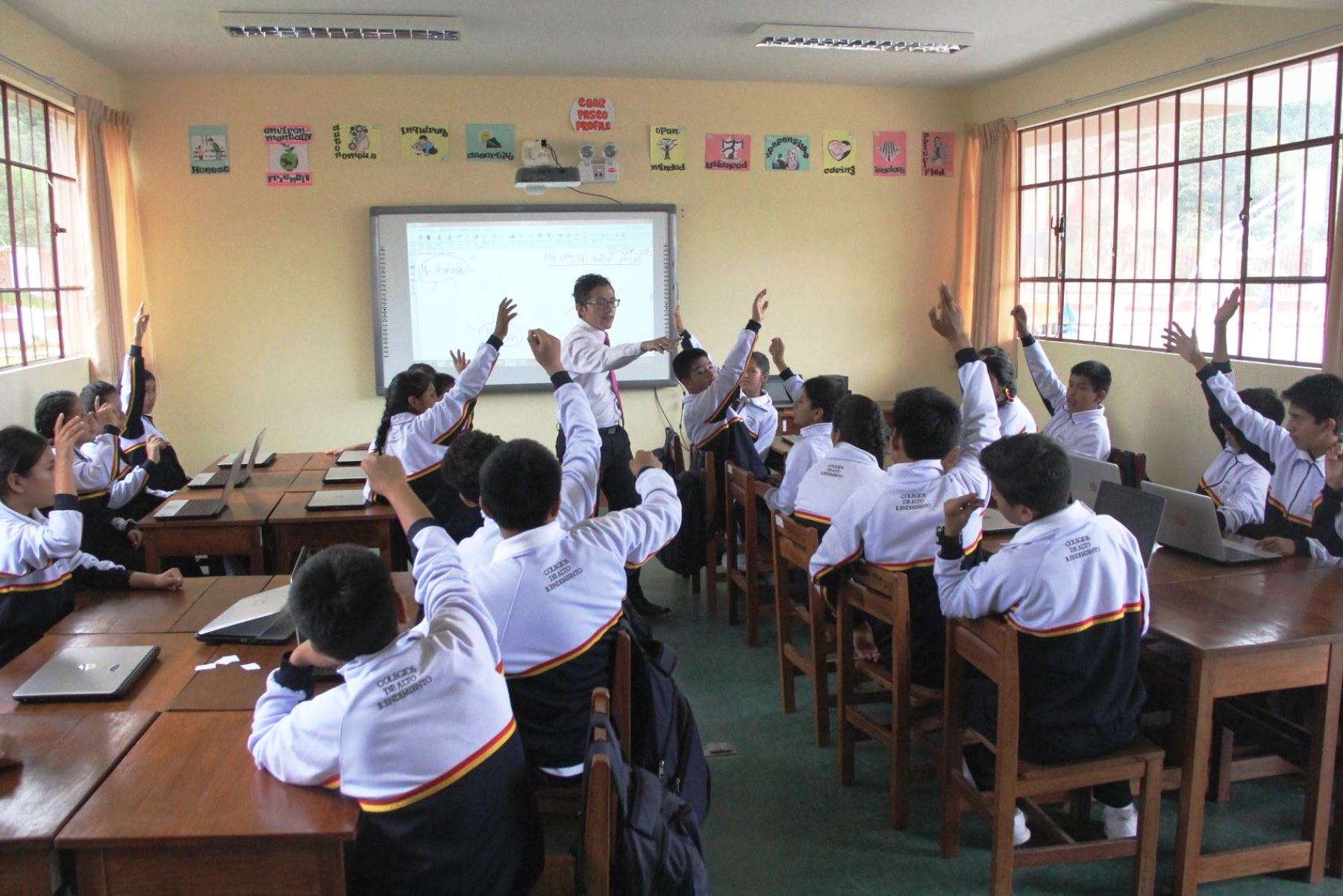 Nivel educativo de los estudiantes de secundaria en declive: La Dra. Olga González analiza los desafíos y soluciones