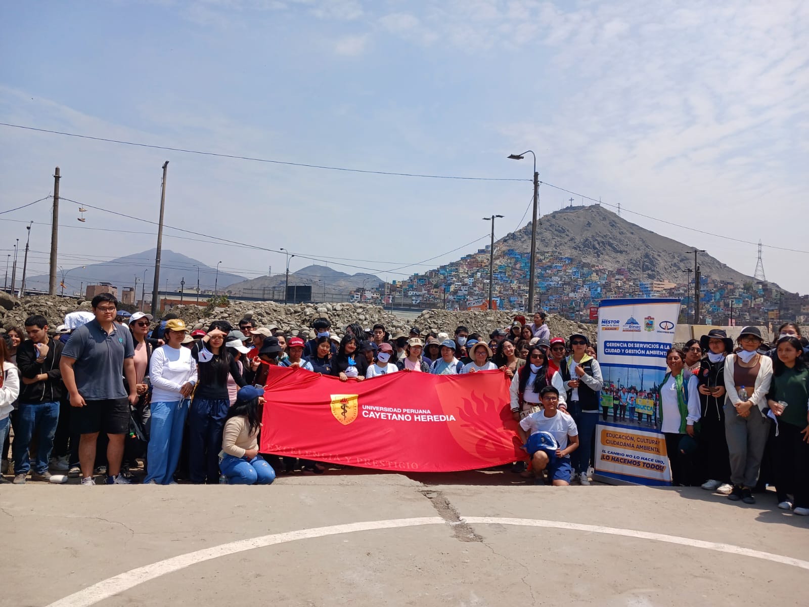 Cayetano Heredia impulsa la sostenibilidad con jornadas de limpieza en playa Pocitos y río Rímac