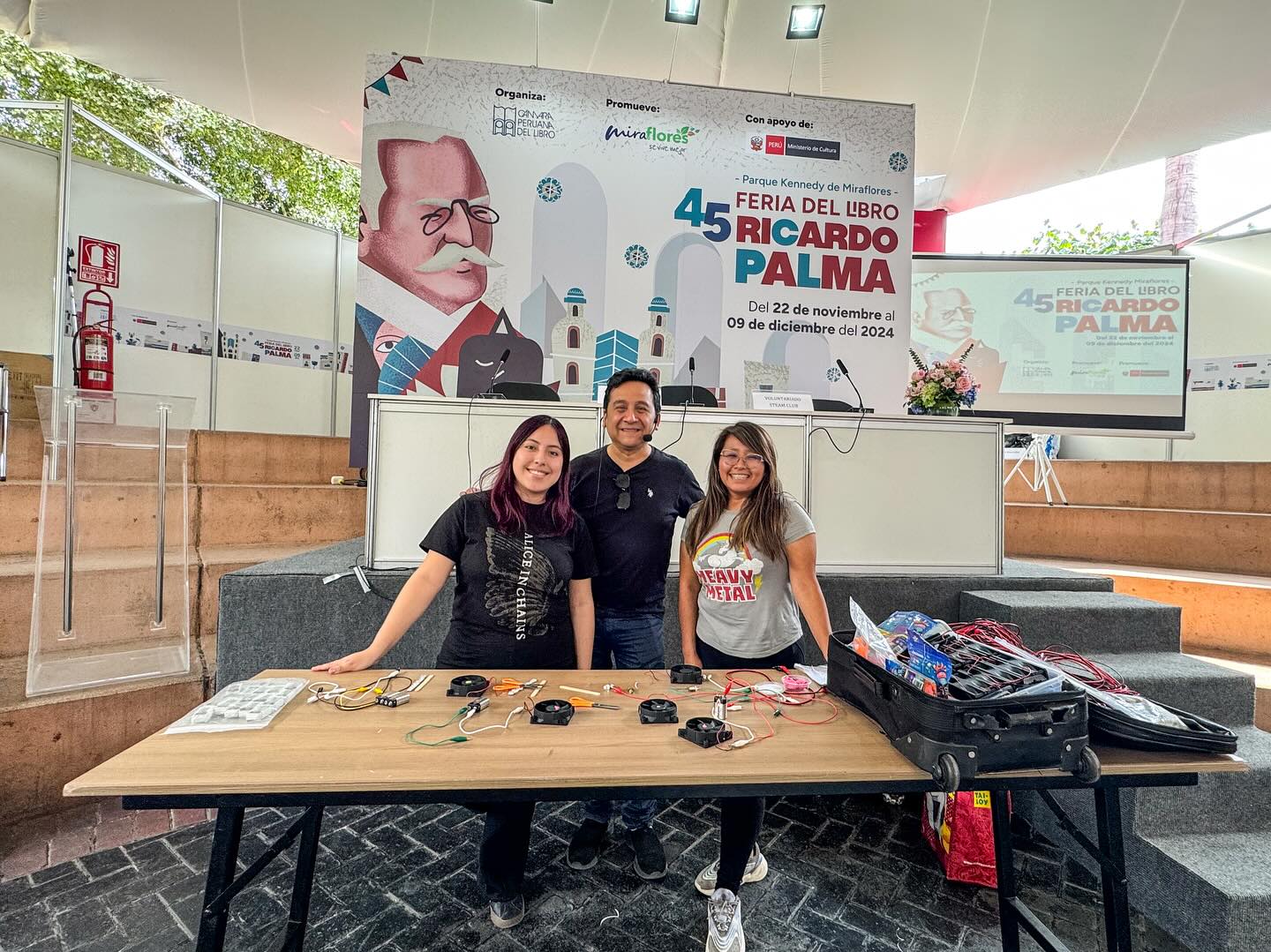 El Voluntariado STEAM Club brilla en la Feria del Libro Ricardo Palma con ciencia para todos