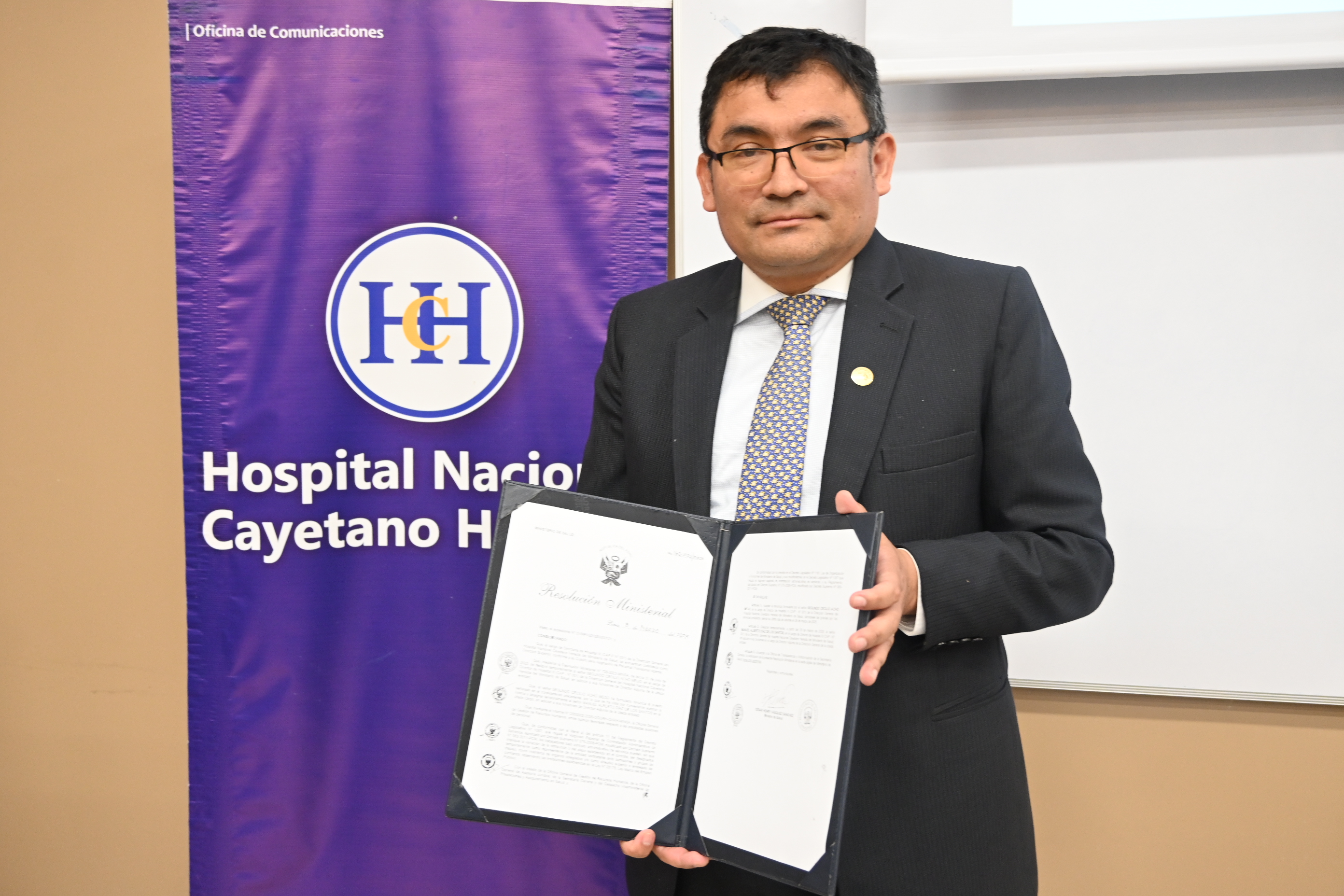 El Dr. Manuel Díaz de los Santos asume la Dirección General del Hospital Nacional Cayetano Heredia