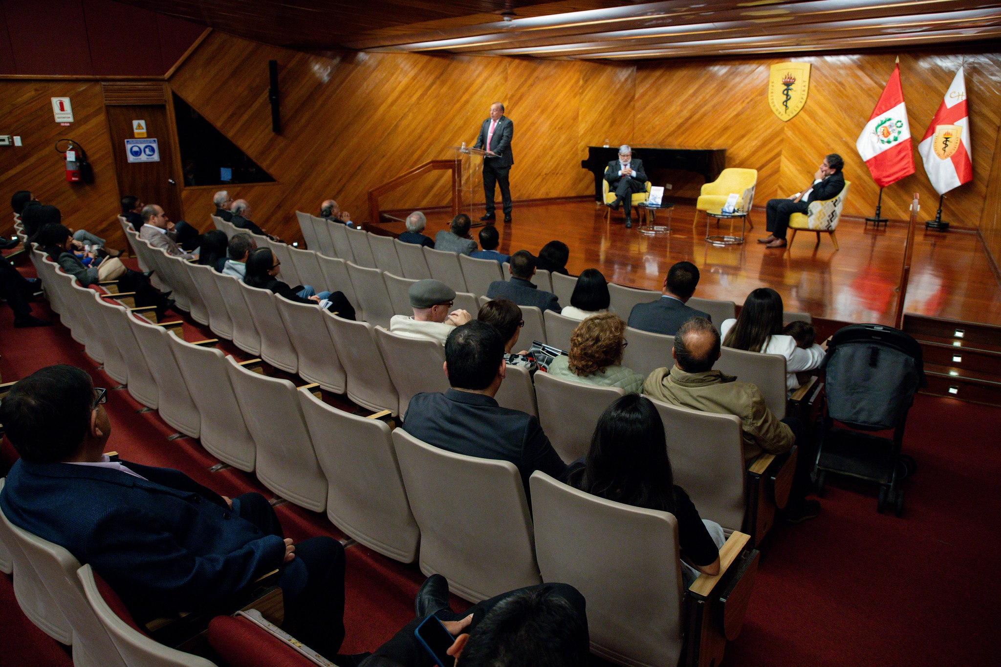 El Dr. Manuel Rodríguez presenta «Protocolo de esplenectomía laparoscópica», una guía para cirujanos en formación y especialistas