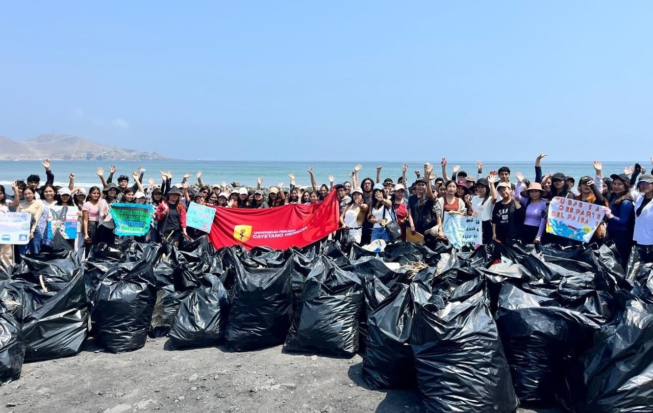 Estudiantes heredianos realizaron jornada de limpieza en la playa Pocitos de Ancón