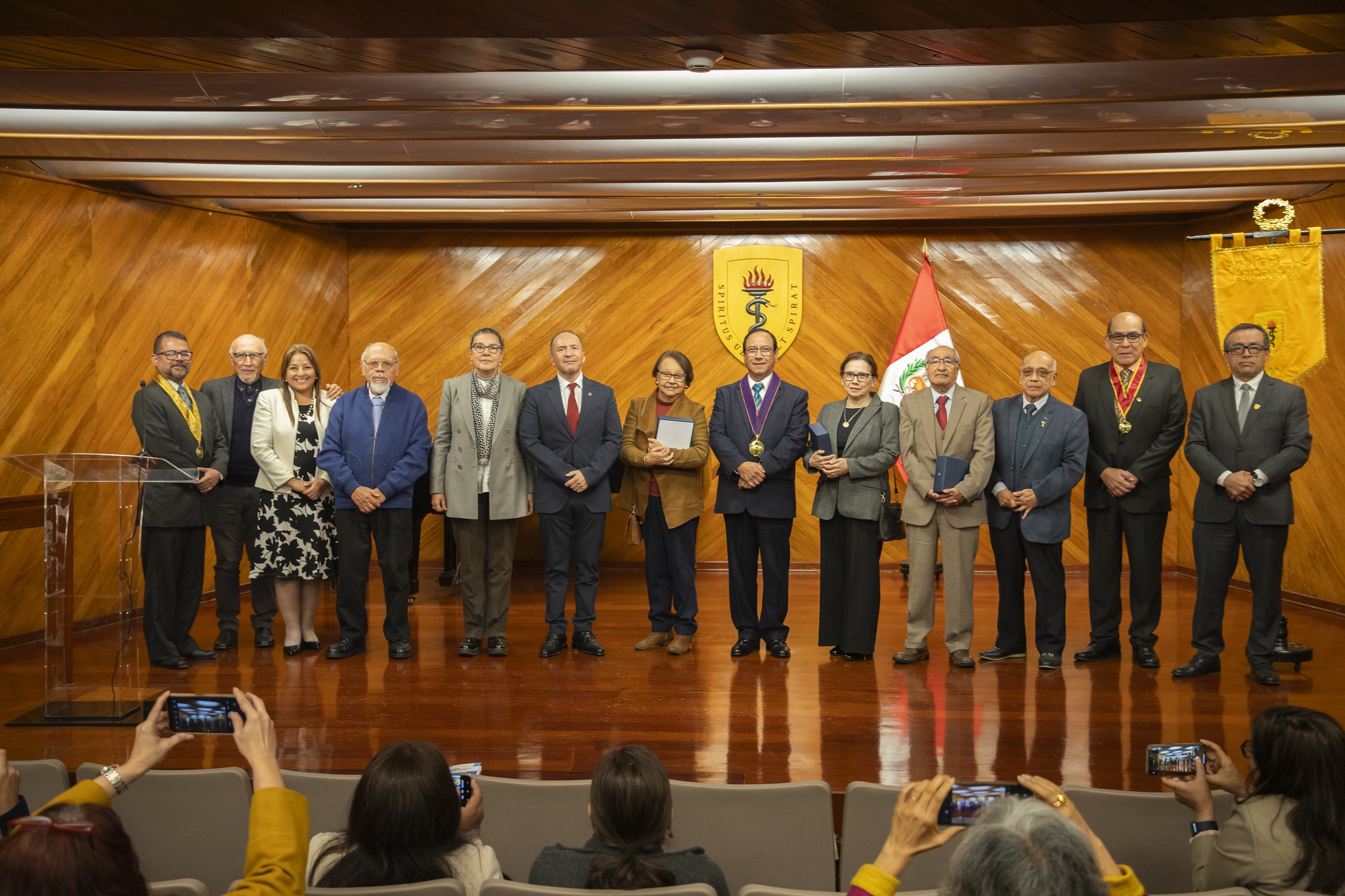 Docentes fundadores reciben reconocimiento en los 50 años de la Facultad de Psicología