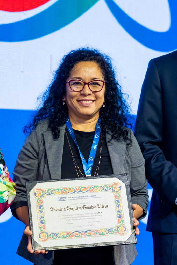 Dra. Dionicia Gamboa, ciencia en cayetano