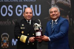Dr. Leonid Lecca, egresado de Cayetano Heredia, recibe el Premio Dignidad de la Cruzada de Valores “Somos Grau, Seámoslo Siempre”