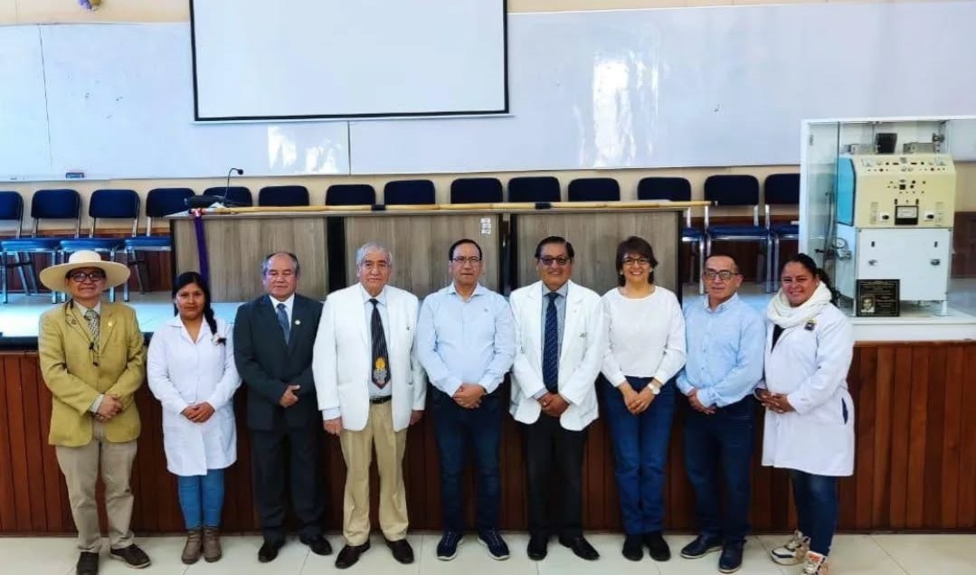 El Dr. Enrique Castañeda honra el legado del Dr. Javier Cieza durante su visita a la Universidad Nacional de Cajamarca