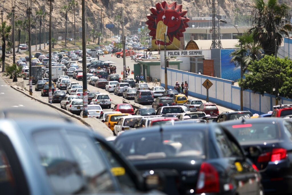 Congestión vehicular en Lima muestra el impacto del tráfico en el tiempo y la calidad de vida de los ciudadanos.