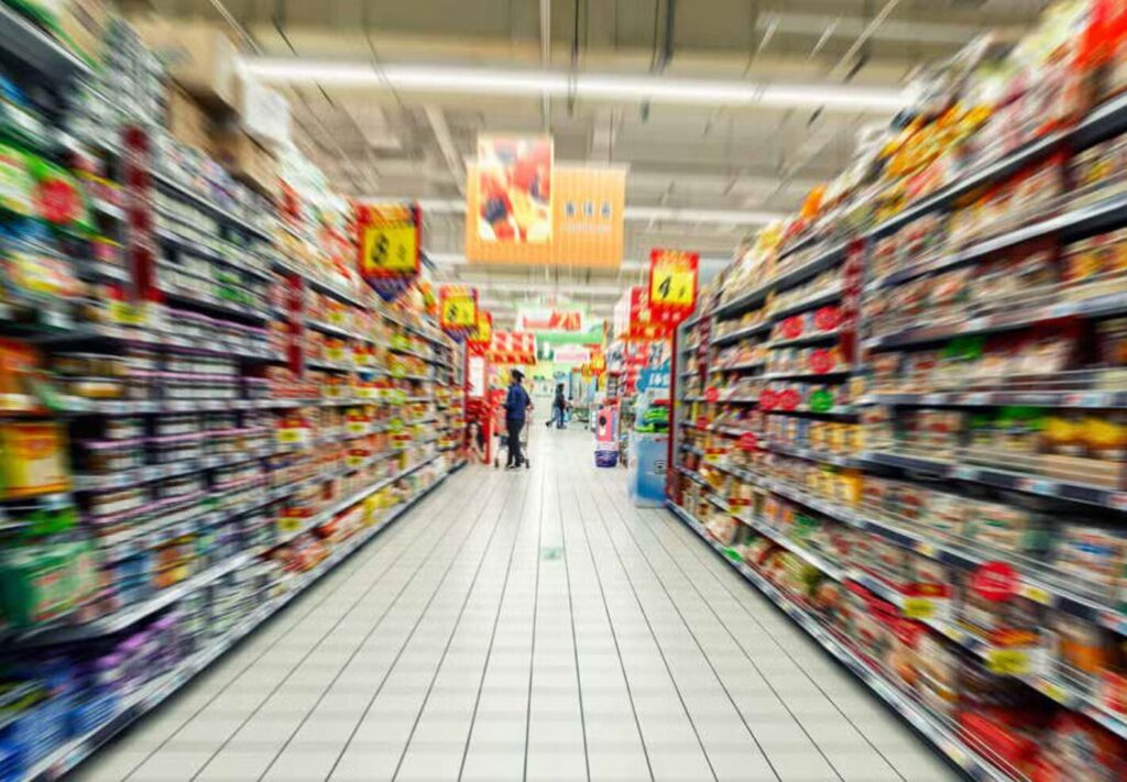 Alimentos ultraprocesados como snacks, bebidas azucaradas y productos empaquetados, asociados a una dieta poco saludable.