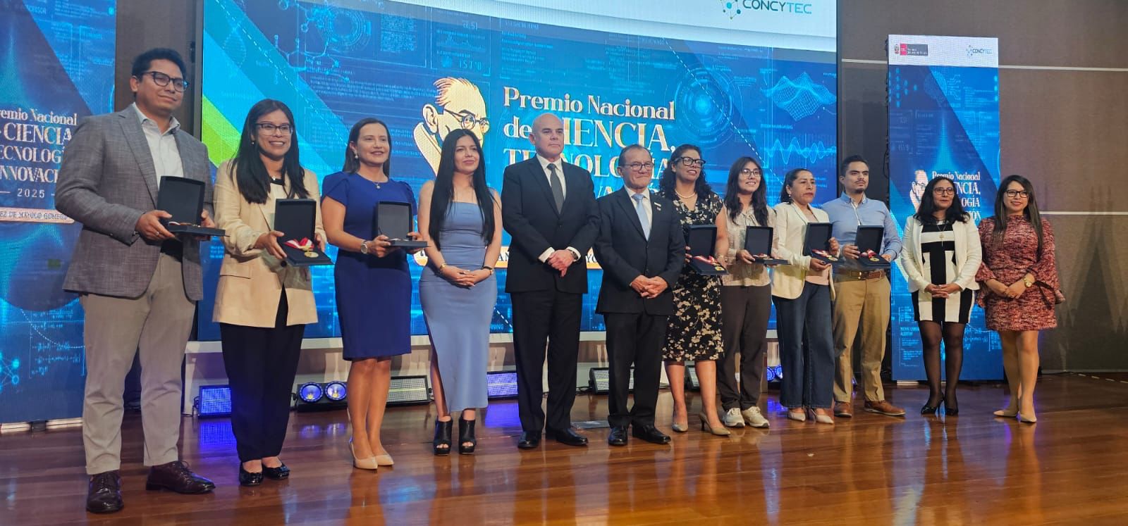 Dra. Magaly Blas, Dr. Rodrigo Carrillo y Mag. Pamela Chac&oacute;n reciben el Premio Nacional CTI