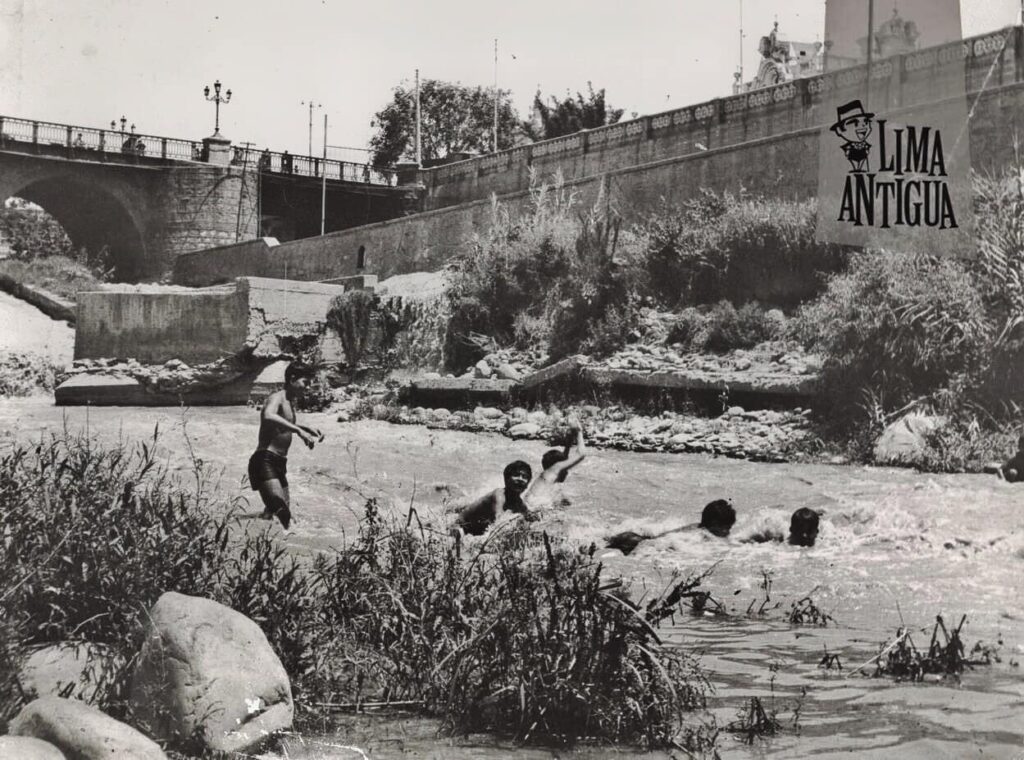 Fotografía antigua de la vida cotidiana en el río Rímac: jóvenes nadando cerca del Puente Trujillo o Puente de Piedra, Lima antigua década de 1940.