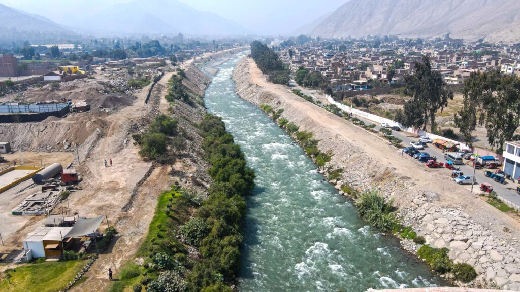 Río Rímac cerca de Chosica, Lima, Perú, mostrando el valle y el desarrollo urbano.