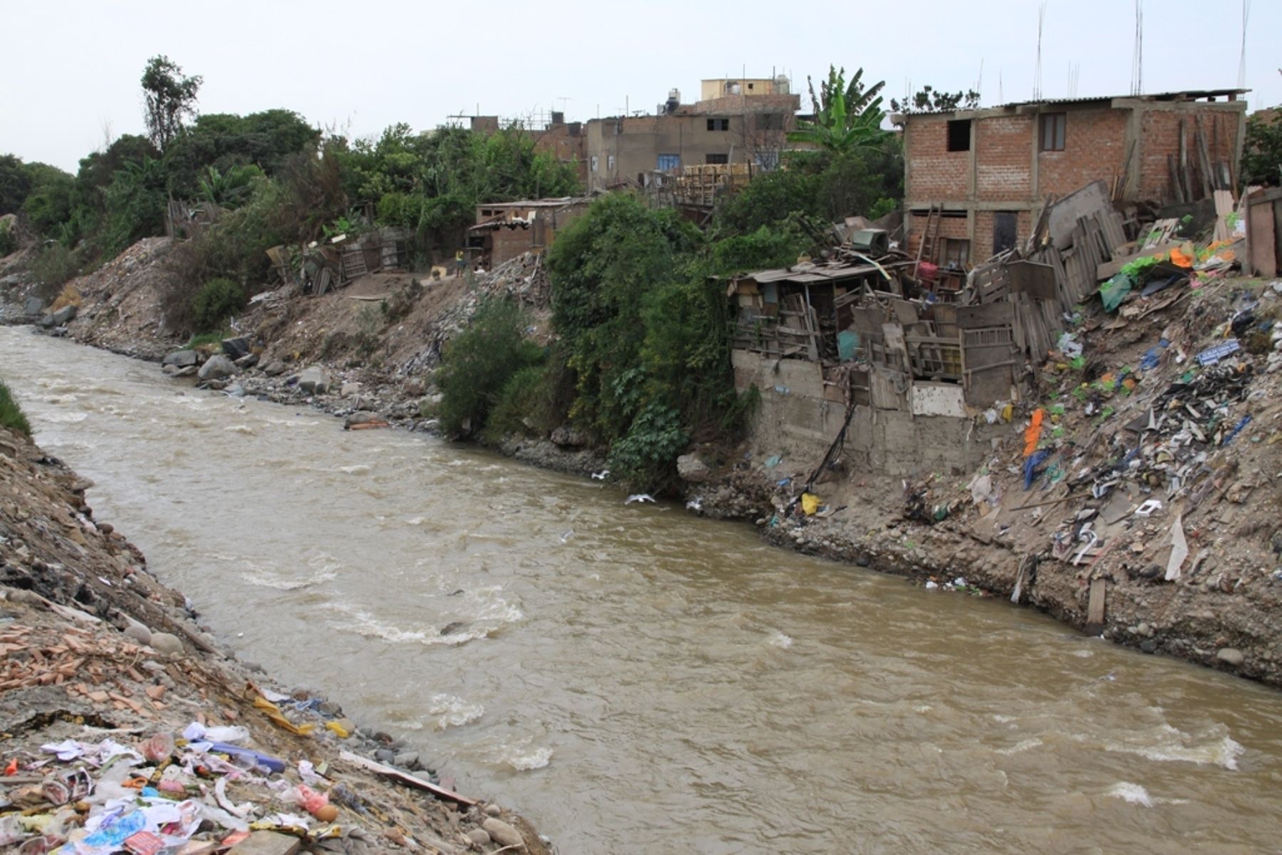 Entre desechos y abandono: La agonía (¿y recuperación?) de la ribera del río Rímac
