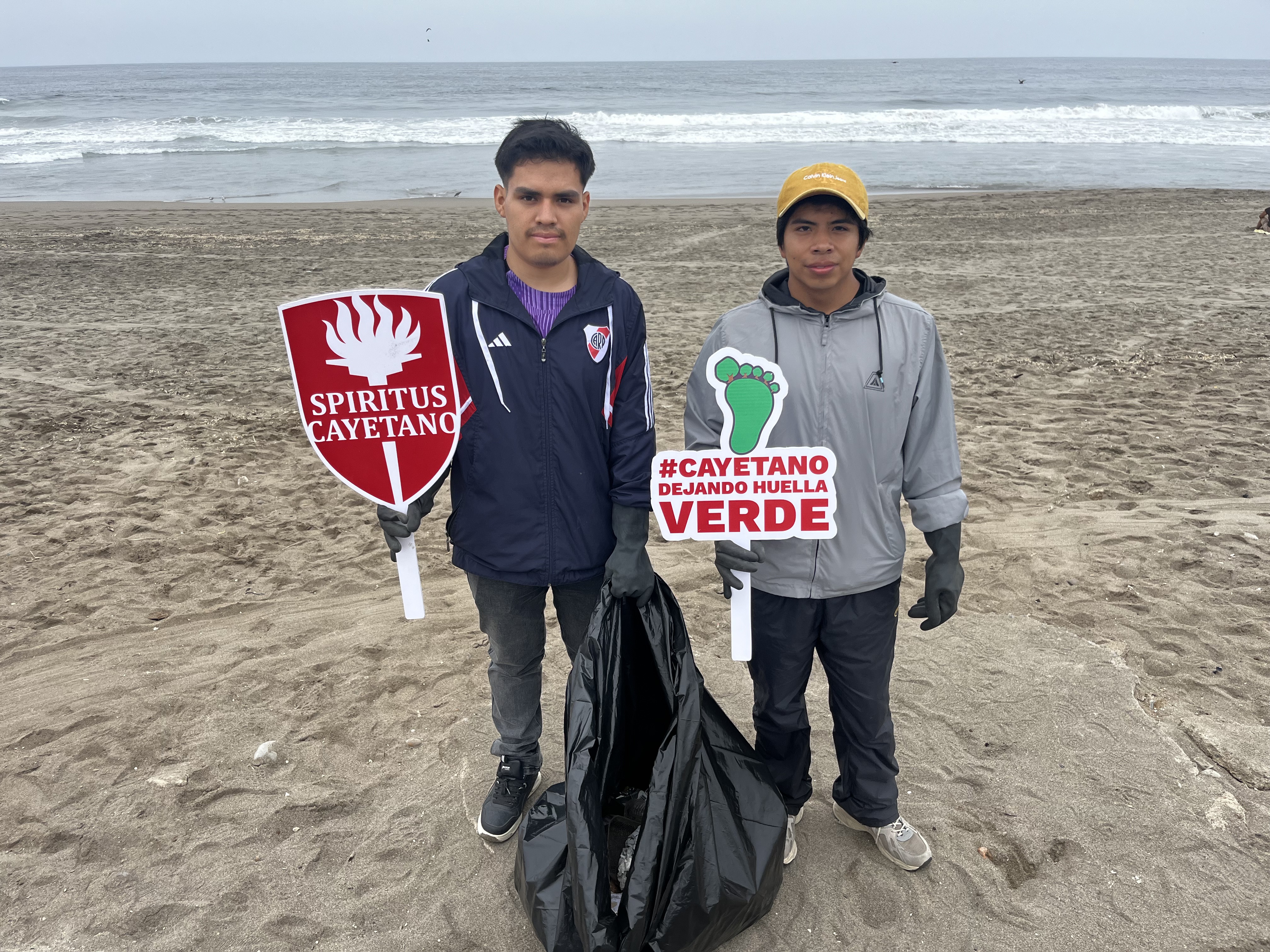 Cayetano Heredia impulsa jornadas de limpieza de playas y fortalece la conciencia ambiental estudiantil