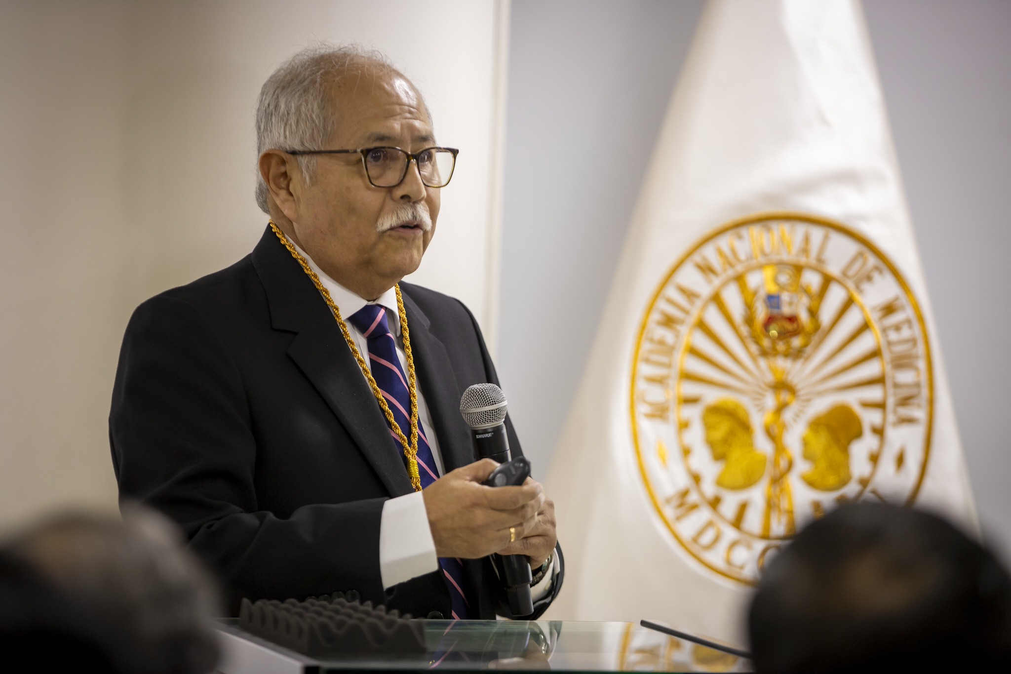 Dr. Daniel Guill&eacute;n Pinto es incorporado como Acad&eacute;mico de N&uacute;mero de la Academia Nacional de Medicina
